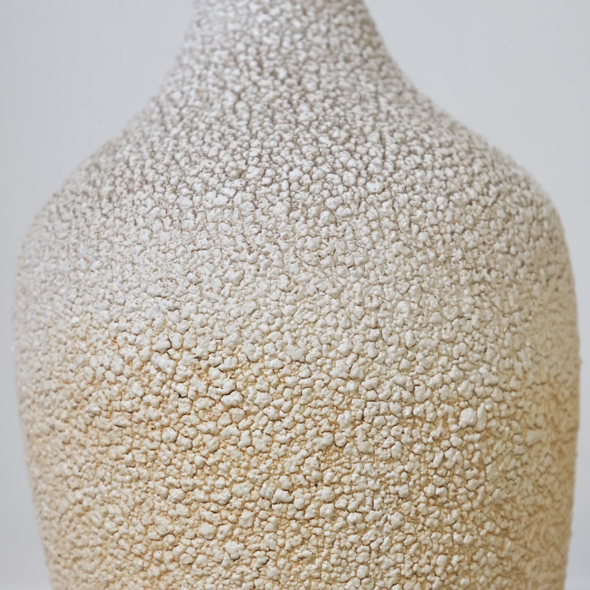 Pair of Ivory Plaster and Brass Lamp Bases - Image 5
