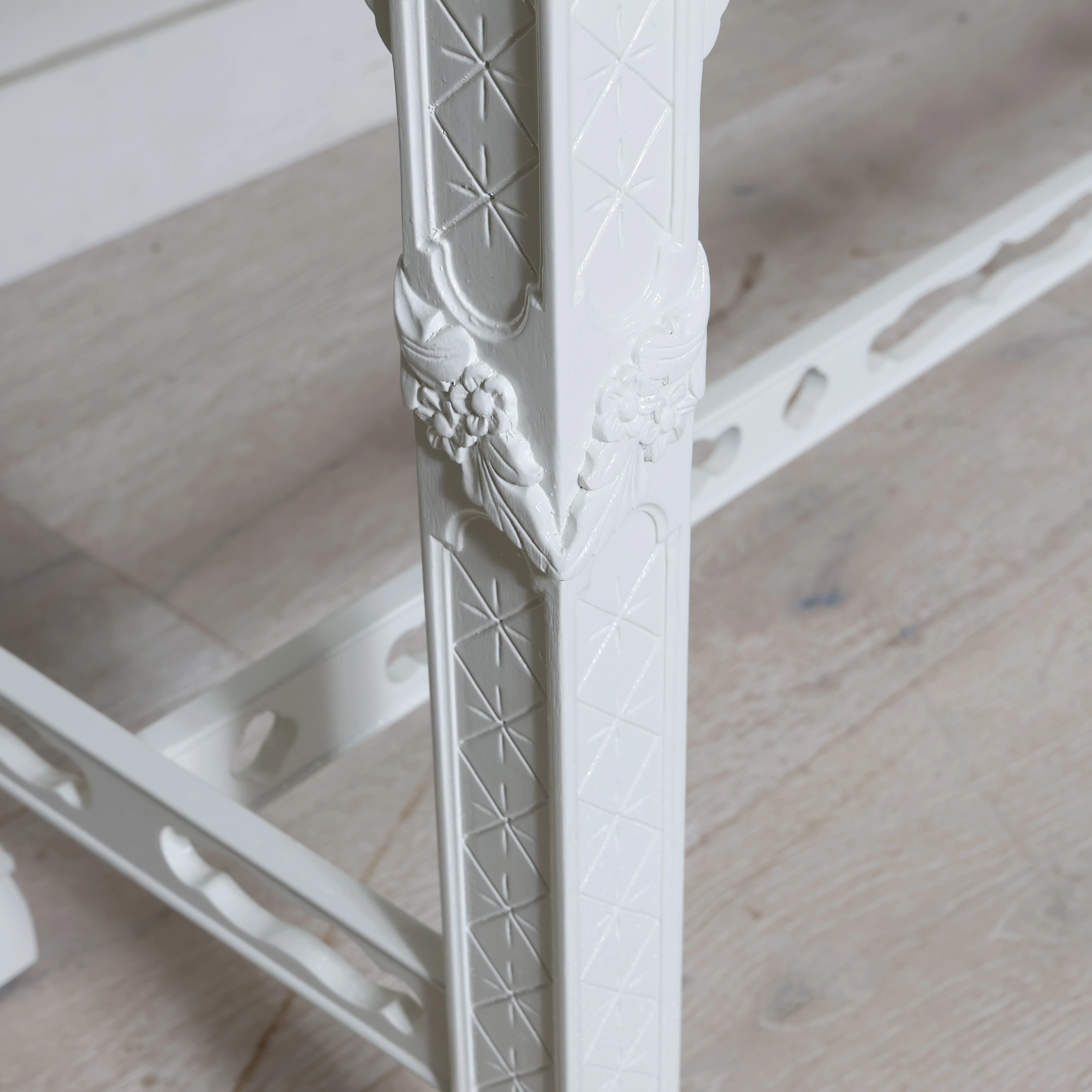 Refinished Henredon Side/Sofa Table in Cirrus White - Image 5