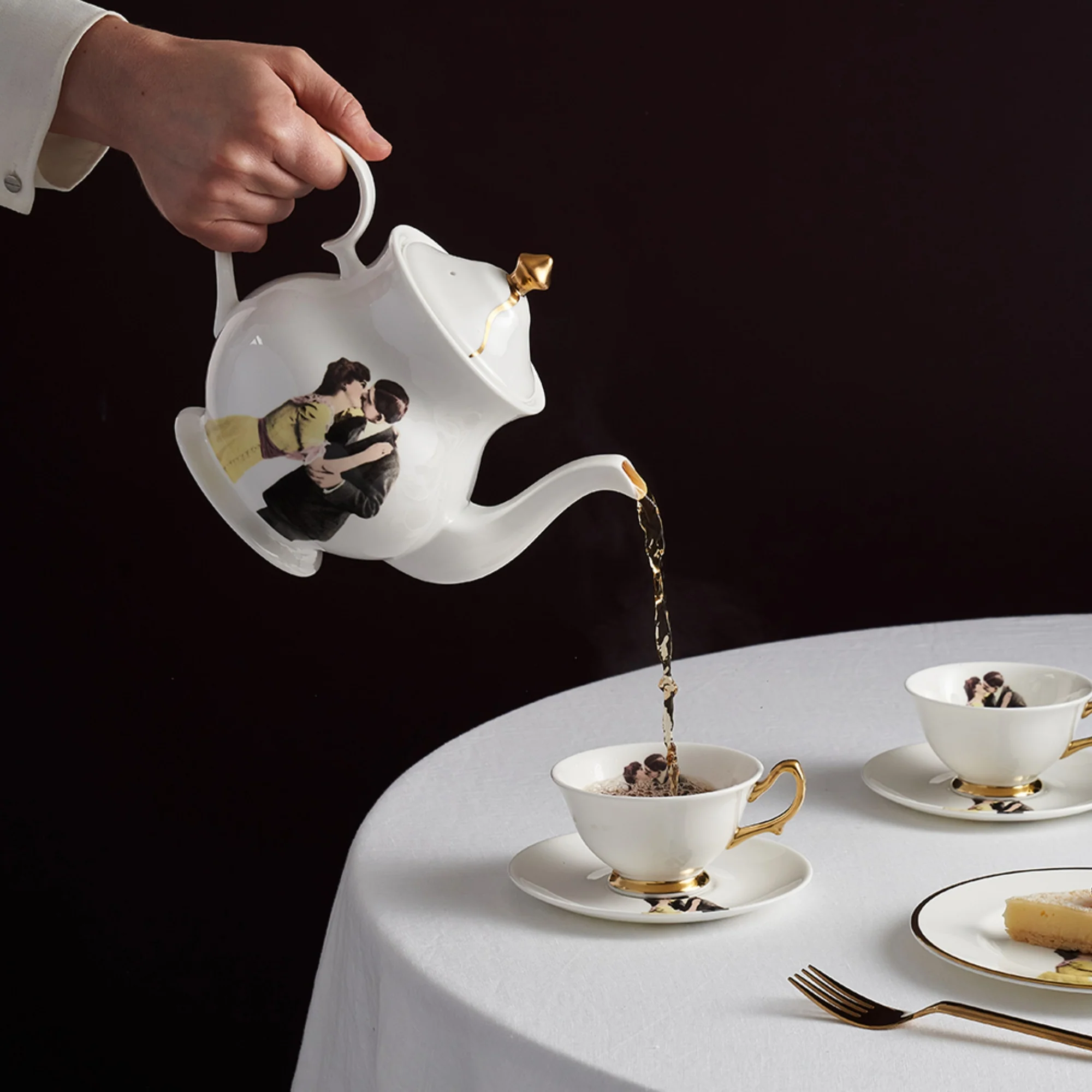 Kissing Couple Teapot - Image 2