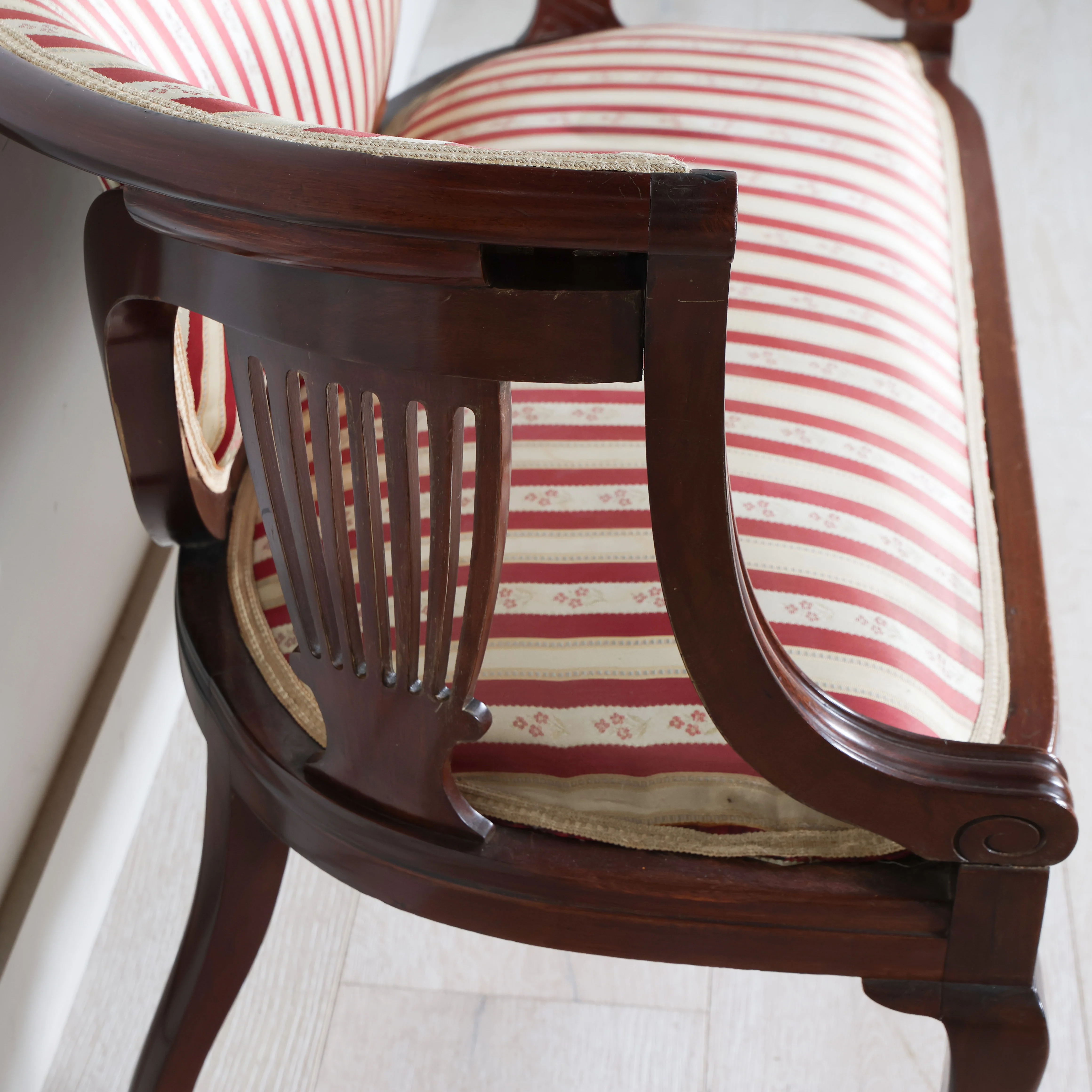 Victorian Style Mahogany Parlor Settee / Hall Bench - Image 8