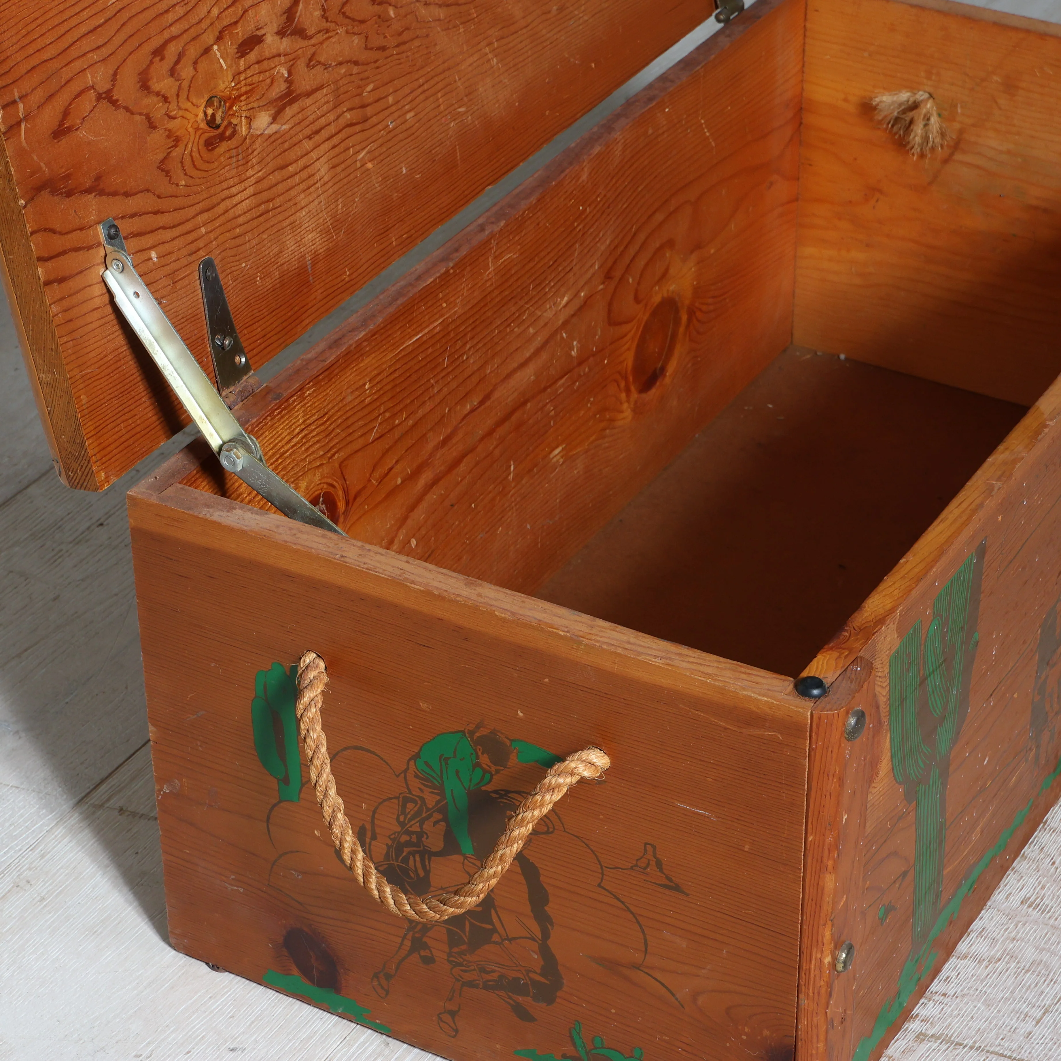 Wooden Western Trunk - Image 4